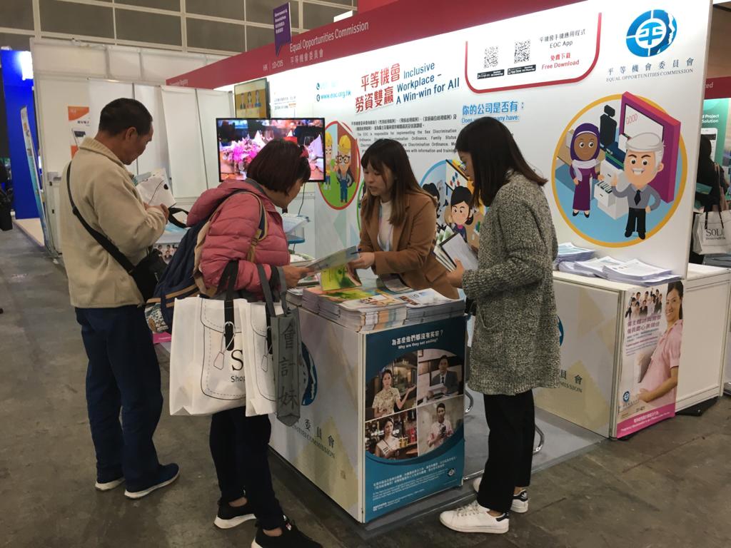 平機會員工於創智營商博覽向訪客派發單張。 平機會員工於創智營商博覽向訪客派發單張。